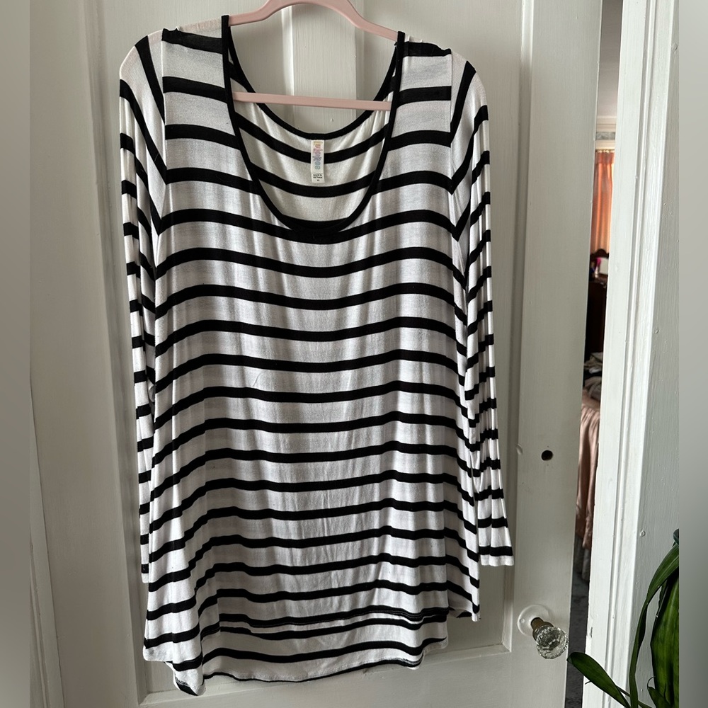 LuLaRoe Long Sleeve XL - Black and White Stripes